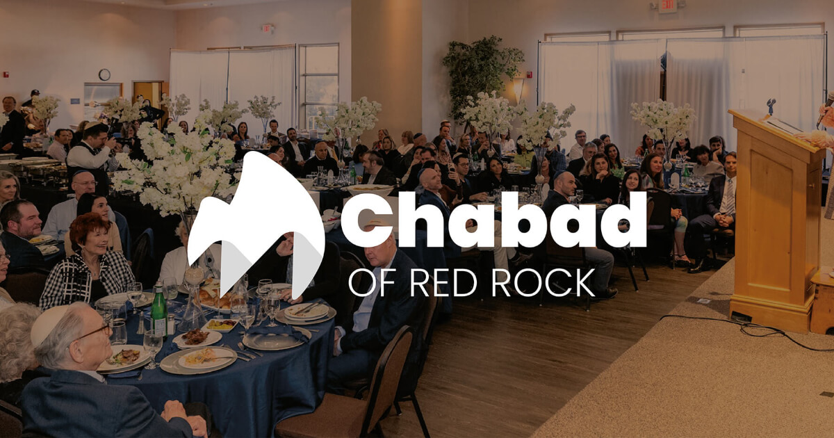 Logo de Chabad of Red Rock en blanco sobre la foto de un evento de su comunidad en Las Vegas