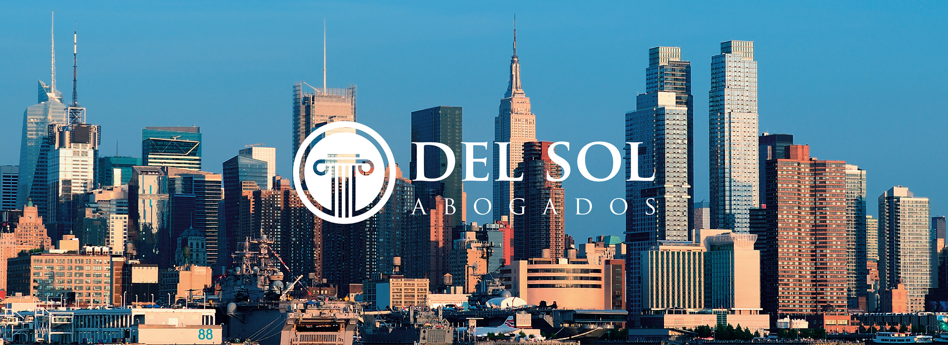 Logo de Del Sol Abogados en blanco sobre una fotografía de Manhattan