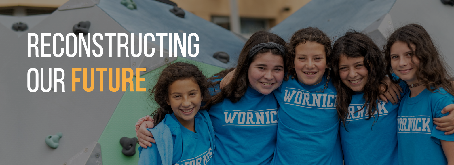 Logo de Reconstructing Our Future sobre una foto de alumnas de Wornick JDS